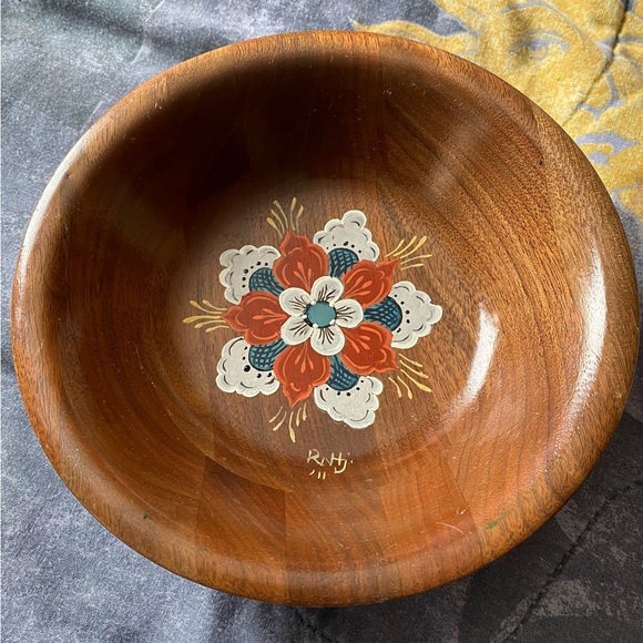VTG Hand Painted Folk Art Wooden Bowl! Great Condition! Signed RNJH? 7” - Picture 2 of 9